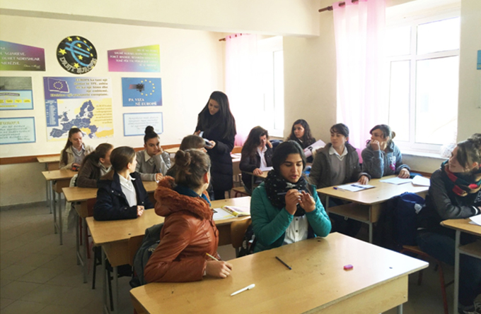 Takim në Gjimnazin “H. Xhelo” në Vlorë në kuadër të projektit të IADSA “Shkolla Qendër Komunitare”